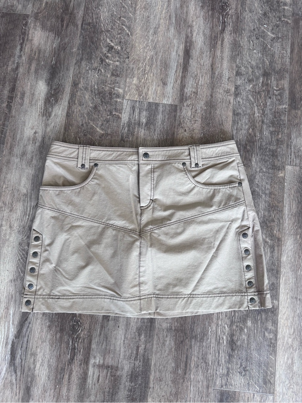 Athleta Take a Hike active mini skirt in a khaki tan Snap Sides - 12P